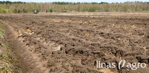 Būtina taupyti dirvožemio drėgmę Būtina taupyti dirvožemio drėgmę