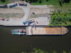 Pirmą kartą į Klaipėdos uostą grūdai atplukdyti Nemunu